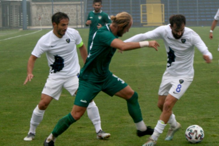 Karacabey Belediyespor sahasında berabere