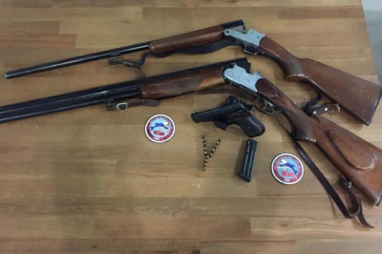 Polis durdurduğu araçta çok sayıda silah ele geçirdi