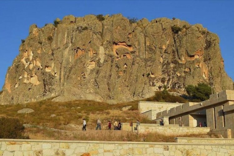 Frigya'da tarihi eserlerin üzerine yazılan yazılar siliniyor