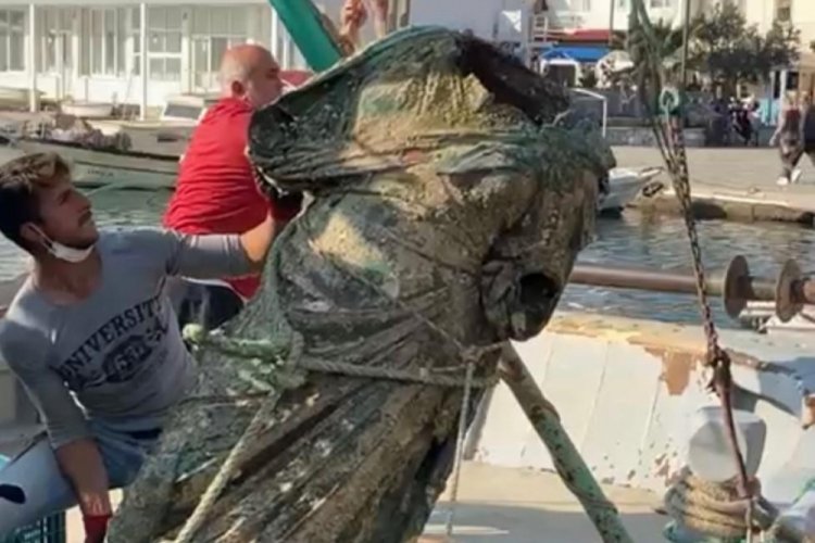 Balıkçıların ağına bu kez heykel takıldı