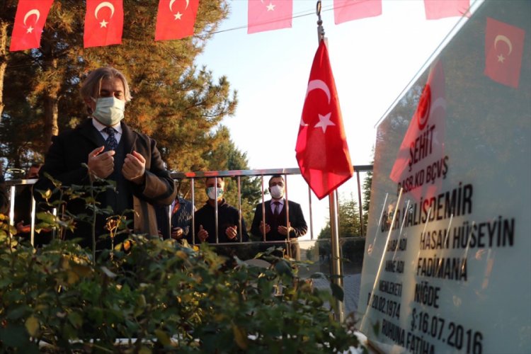 Kültür ve Turizm Bakan Yardımcısı Demircan, şehit Ömer Halisdemir'in kabrini ziyaret etti