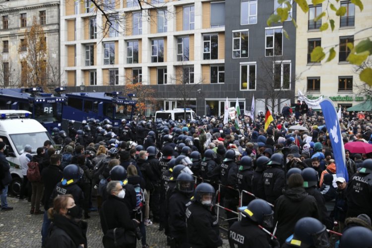 Berlin'de Kovid-19 politikasına karşı yapılan gösteriye polis müdahalesi