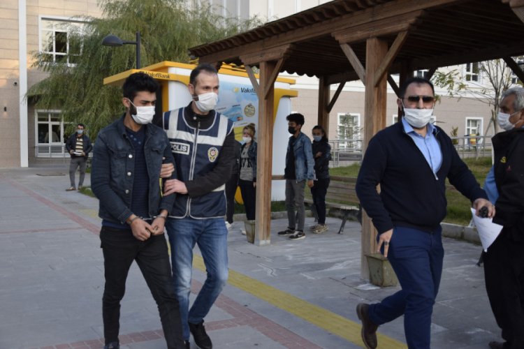 Yaşlı adamı evde öldüresiye dövüp zorla kadının ayağını öptüren zanlı tutuklandı