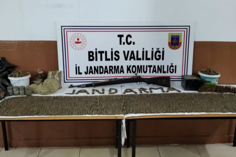 Bitlis'te PKK'nın toprağa gömülü silah ve mühimmatı bulundu