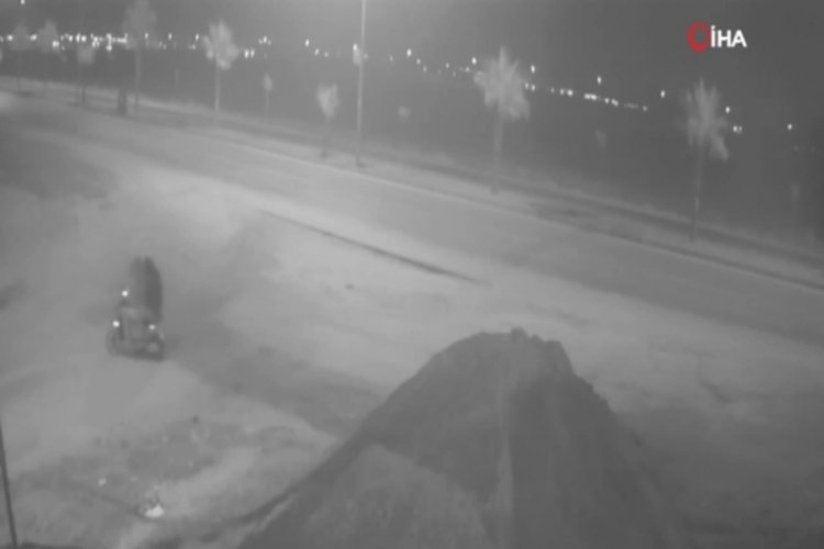 Motosikletle gezdirdikleri genci bıçaklayıp gasp ettiler