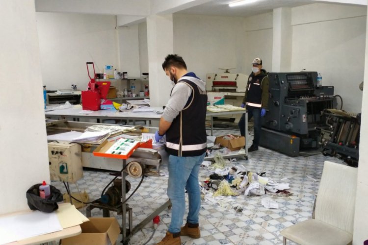 Piyasaya 1,5 milyon dolar sahte para sürmeye çalışan kalpazanlar yakalandı