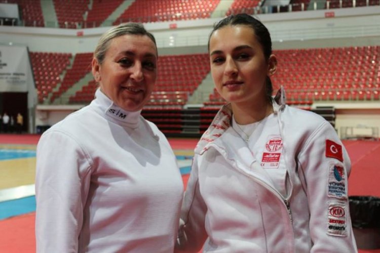 Milli eskrimci kızından etkilenen fizik öğretmeni anne aynı spora başladı