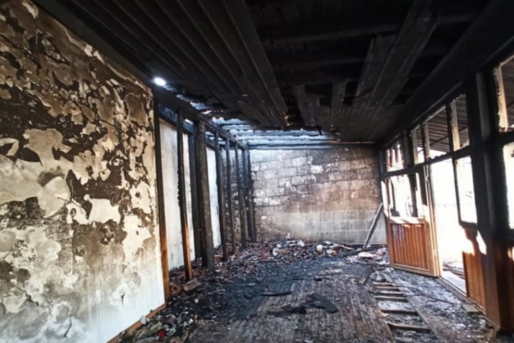130 yıllık camiyi ateşe verdiler