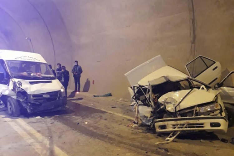 Artvin'de minibüs ile otomobil çarpıştı: 1 ölü, 4 yaralı