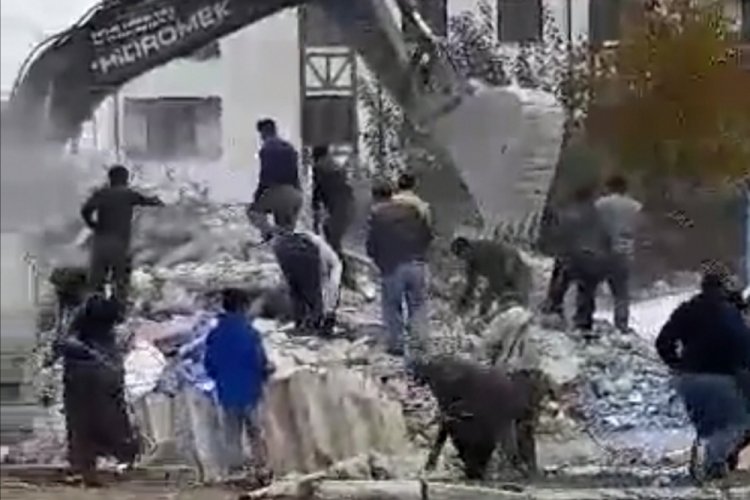 Bursa'da yıkım sırasında canlarını hiçe sayıp, demir toplamaya çalıştılar