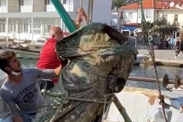 Ağlarına 300 kiloluk bronz kadın heykeli takıldı