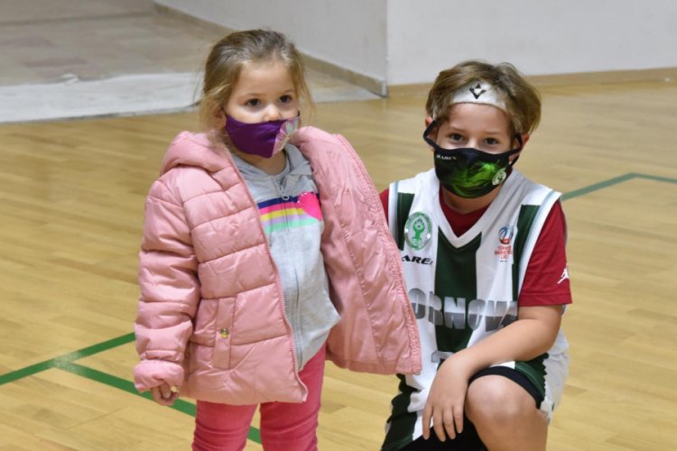 Mucize bebek Ayda'dan basketbol sahasında 'iyiyim' pozu