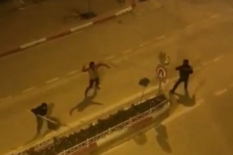 Bursa'da yol ortasında sopalı kavga kamerada