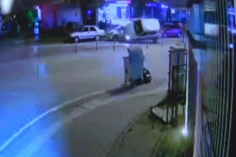 Bursa'da polise 'Hiçbir şeye sap olamadım' diyen alkollü sürücünün kaza anı kamerada