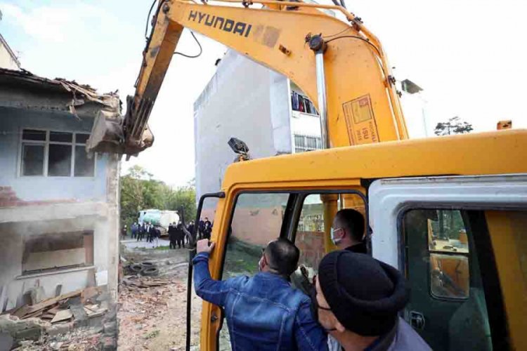 Kocaeli'de depremden kalan bin 502 adet hasarlı binanın yıkımına başlandı