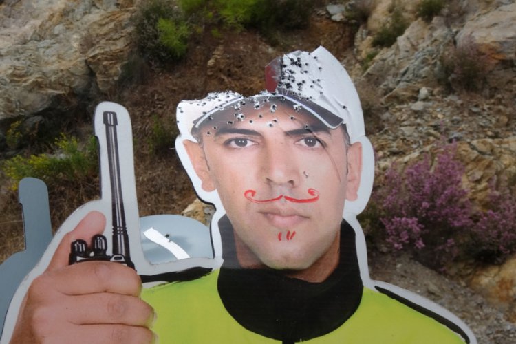 Maket trafik polisine pompalı tüfekle ateş açtılar