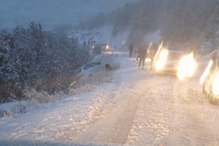 Bingöl'de kar nedeniyle araçlar yol kaldı