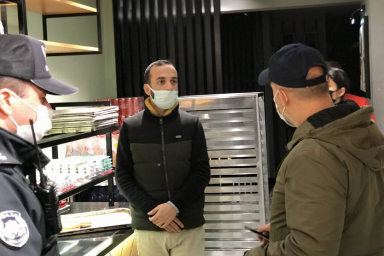Bursa'da kısıtlamanın ilk dakikalarında polis ekiplerinden denetim