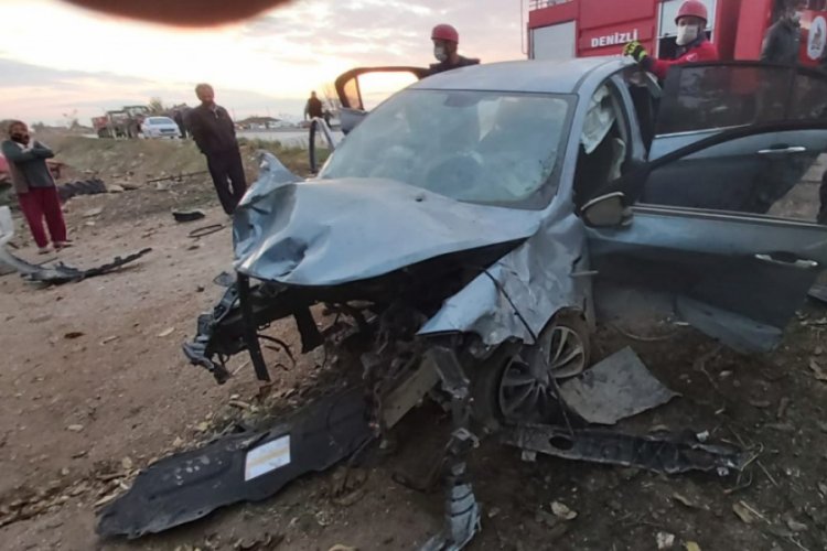 Otomobilin motoru parçalandı, 3 kişi yaralandı