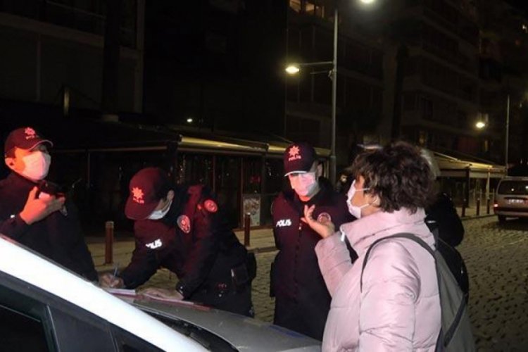 Maskesiz gezen kadın işlem yapan polislere tepki gösterdi