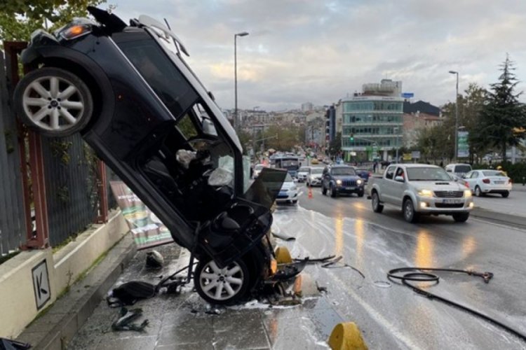 Kaza yapan otomobil demir parmaklıklarda asılı kaldı