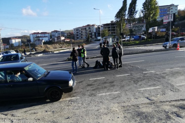 Otomobile çarpan motosikletli yaralandı