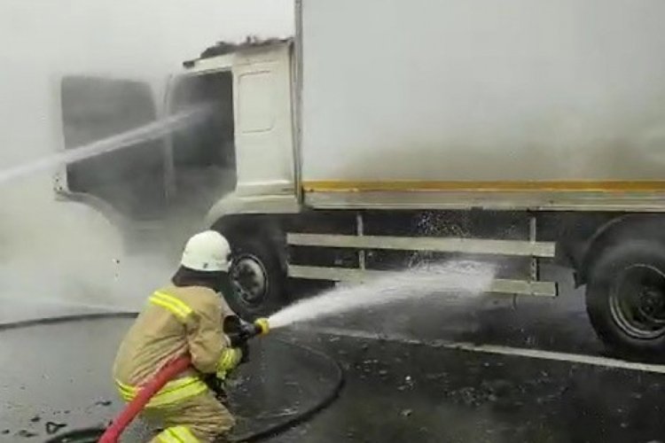 Lastikten çıkan kıvılcımlar kamyonu yaktı