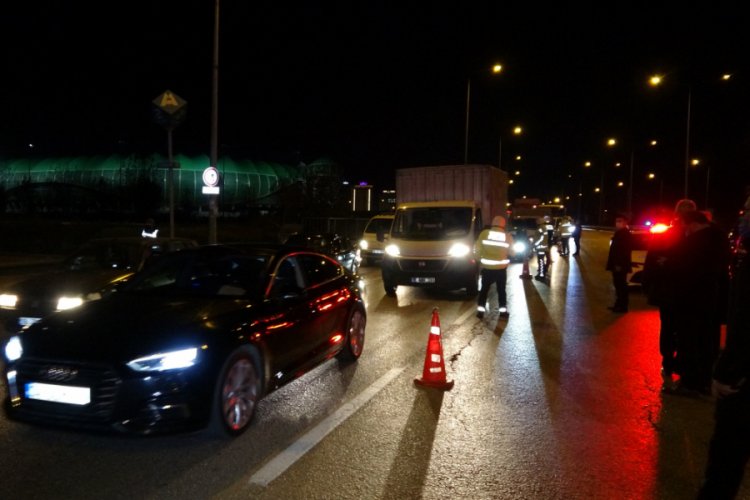 Bursa'da sokağa çıkma kısıtlamasının başlamasıyla trafik denetimleri de başladı