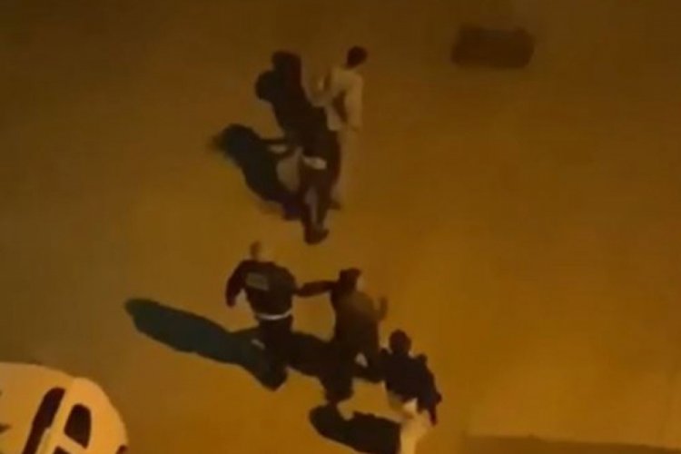 Sokak ortasında iki kadını darp etti