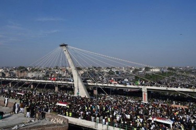 Pakistan'da on binler cenazeye katıldı