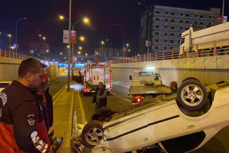 Devrilen otomobilin sürücüsü yaralandı