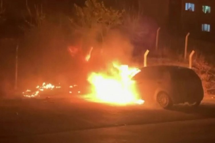 Alev topuna dönen otomobil hem yandı hem patladı