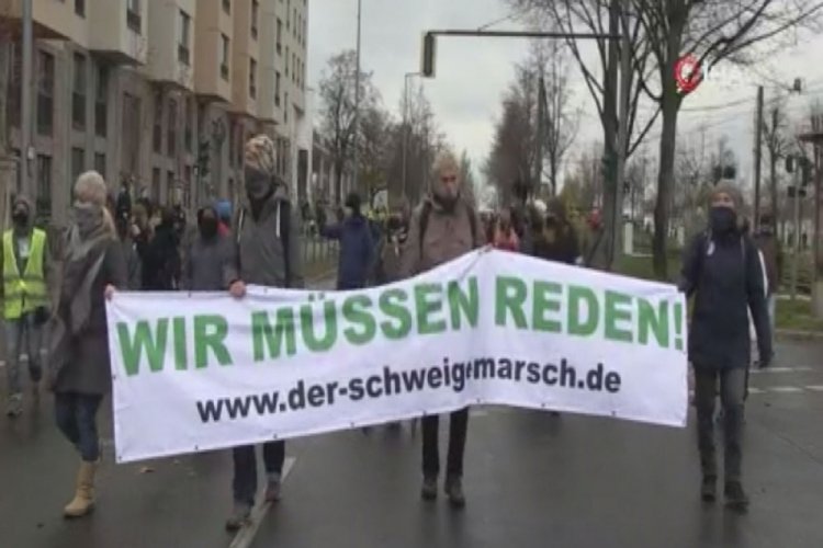 Berlin'de kısıtlama ve aşı karşıtlarından ''sessiz yürüyüş''