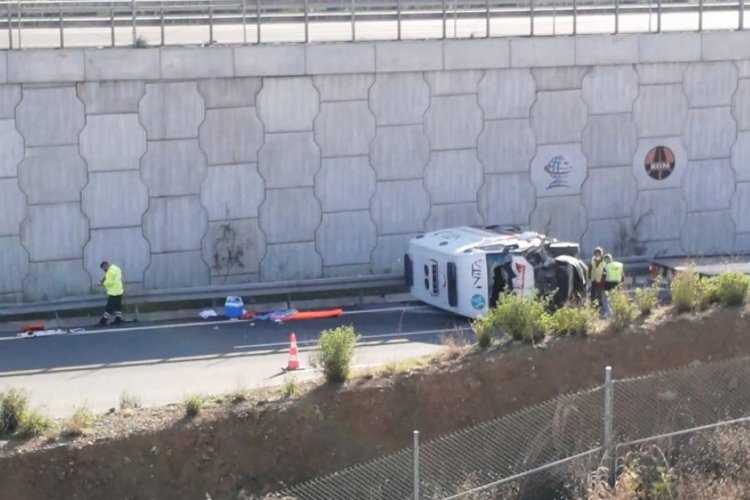 Bursa'da ambulans 6 metre yükseklikten düştü! İçindeki hasta yaralandı 