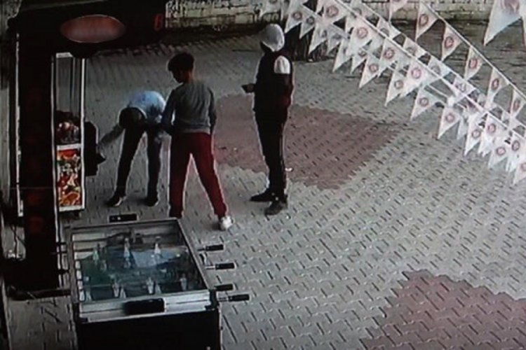 Oyun makinesinin kilidini kırıp bozuk paraları çaldılar