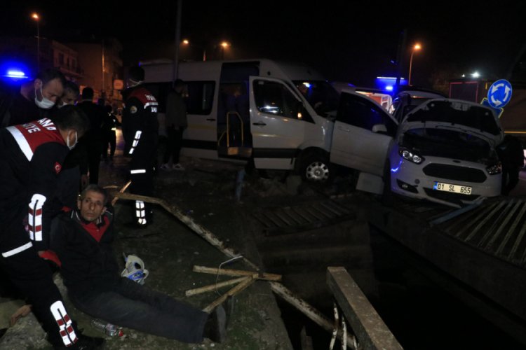 İşçi servisi ile hafif ticari araç çarpıştı