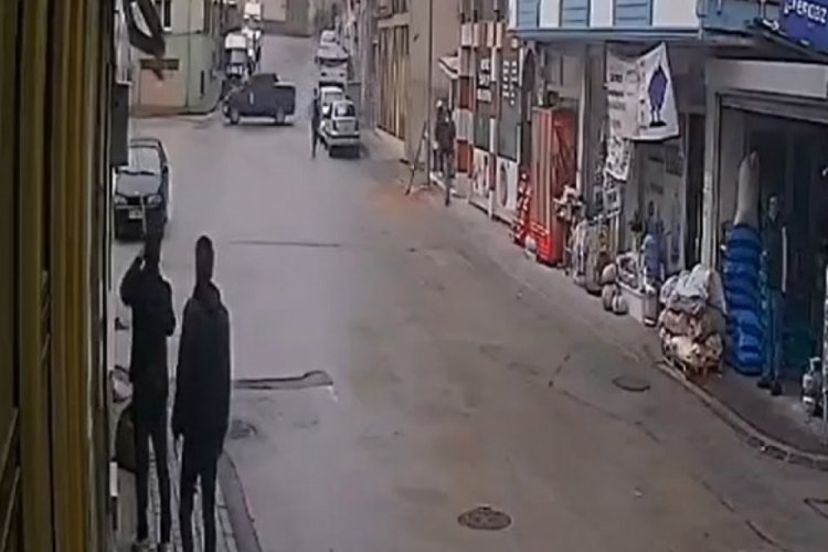 Bursa'da sokak köpeğinin ıslanmaması için iş yerinin tentesini açtı