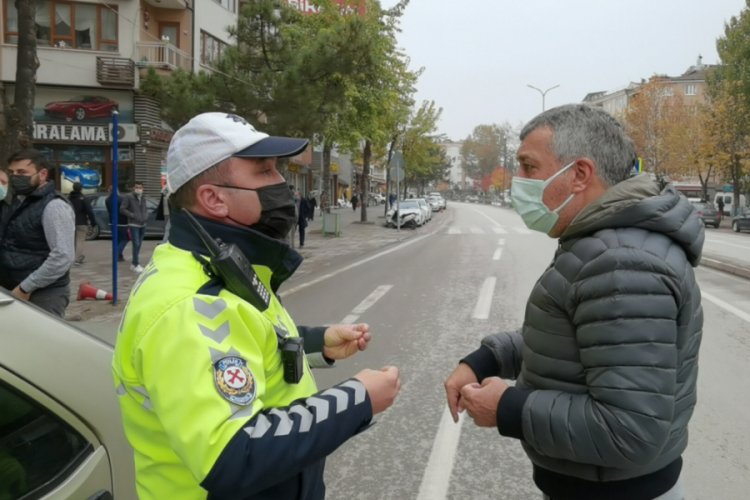 Bursa'da yayalara yol vermeyen 40 sürücüye, yaklaşık 24 bin lira ceza