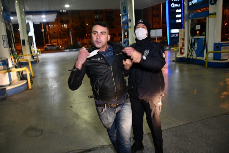 Gazetecilere hem saldırdı hem poz verdi