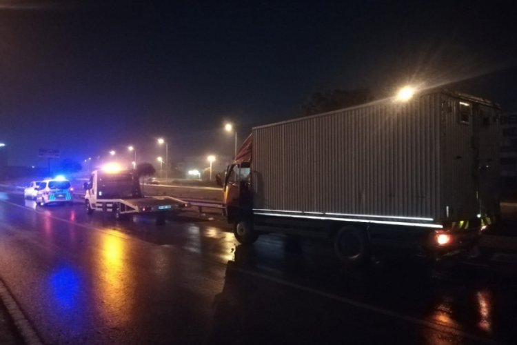 Bursa plakalı kamyon bariyere çarptı: 1'i ağır 3 yaralı