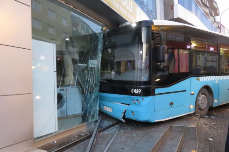 Özel halk otobüsü iş yerine girdi