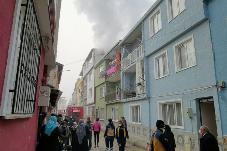 Bursa'da apartmanda çıkan yangın mahalleliyi sokağa döktü