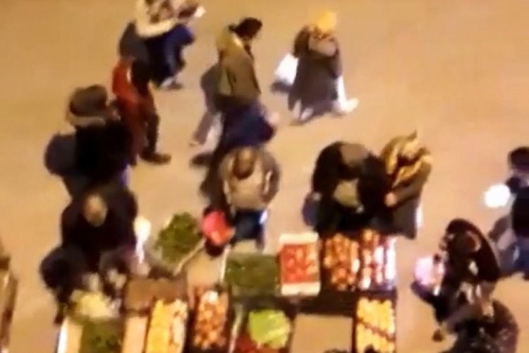 Bursa'da kısıtlama öncesi seyyar satıcılar tezgah kurdu, sosyal mesafe hiçe sayıldı