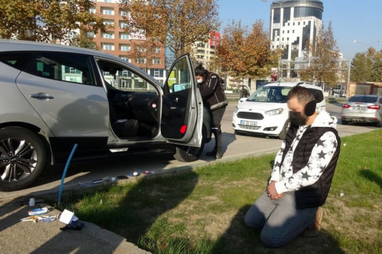 Bursa'da ablasına televizyon götürdüğünü söyleyip kısıtlamayı ihlal etti, otomobilinden uyuşturucu çıktı