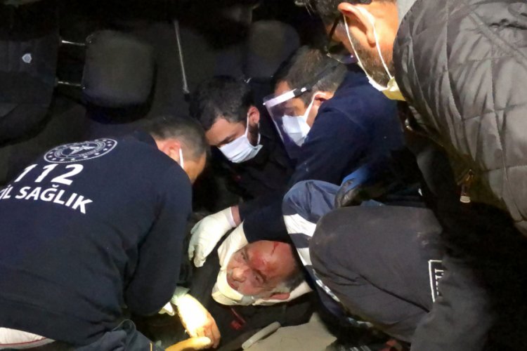 Bursa'da otomobilin çarptığı hafif ticari araçta sıkışan yaralı, itfaiye ekiplerince kurtarıldı