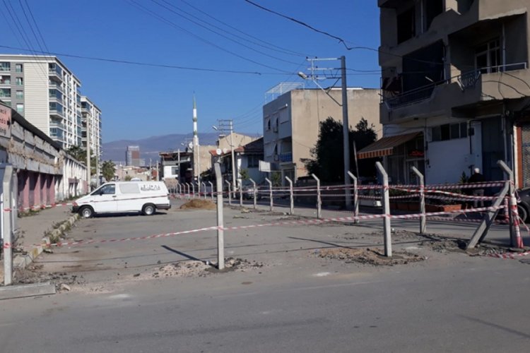 Belediyeden parasını alamayınca sokağı kapattı