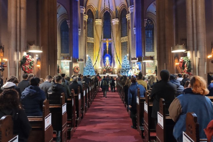 Saint Antuan Kilisesi'nde Noel ayini