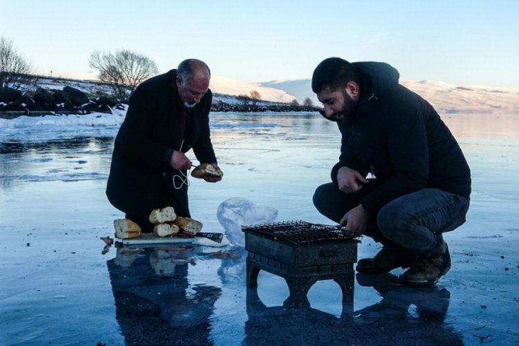 Donan gölde mangal yaptılar