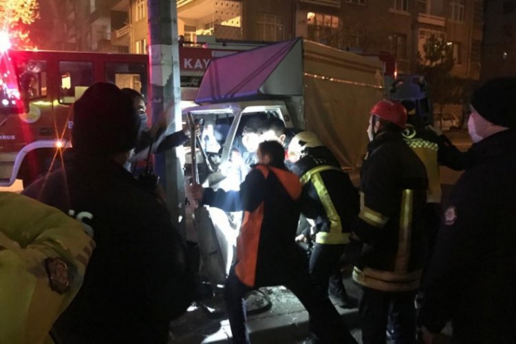 Boş yolda direğe çarptı