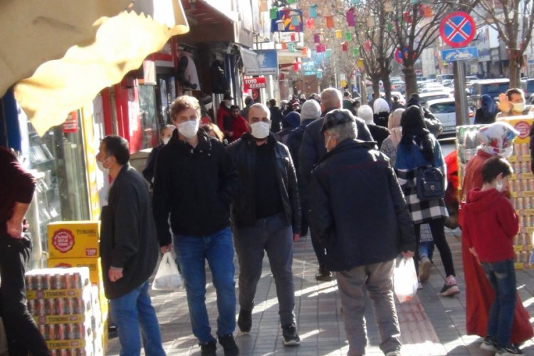 Bursa'da vatandaş yılın son gününde sokaklara akın etti